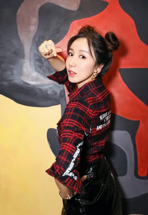 娄艺潇可爱丸子头深夜甜美性感写真图片_4
