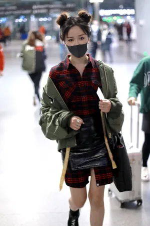 娄艺潇丸子头短裙秀美腿机场写真图片