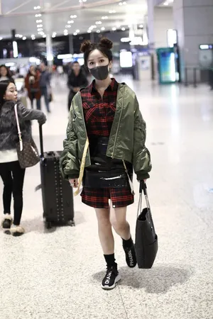 娄艺潇丸子头短裙秀美腿机场写真图片_2