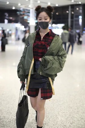 娄艺潇丸子头短裙秀美腿机场写真图片_3