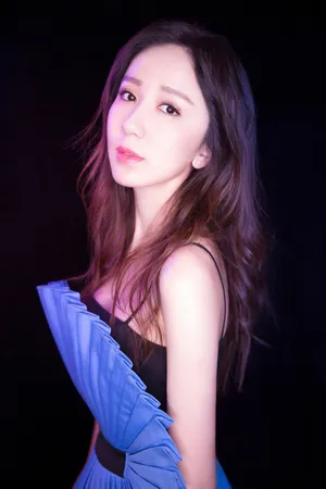 娄艺潇性感迷人吊带裙活动写真图片