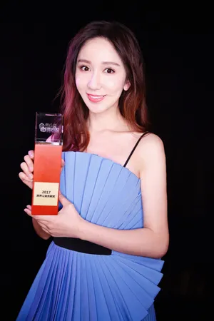 娄艺潇性感迷人吊带裙活动写真图片_5