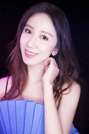 娄艺潇性感迷人吊带裙活动写真图片_6