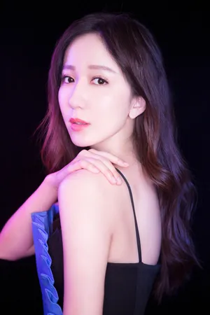 娄艺潇性感迷人吊带裙活动写真图片_7