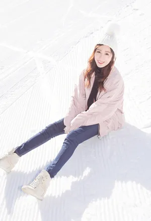 娄艺潇甜美可爱雪中美照高清图片
