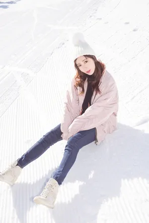 娄艺潇甜美可爱雪中美照高清图片_2