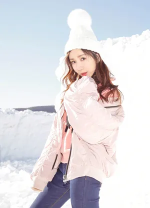 娄艺潇甜美可爱雪中美照高清图片_5