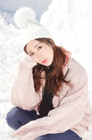 娄艺潇甜美可爱雪中美照高清图片_6