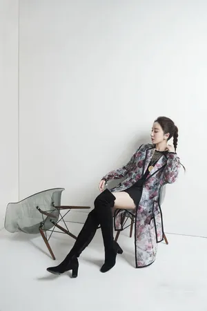 娄艺潇妩媚迷人时尚杂志写真高清图片_2