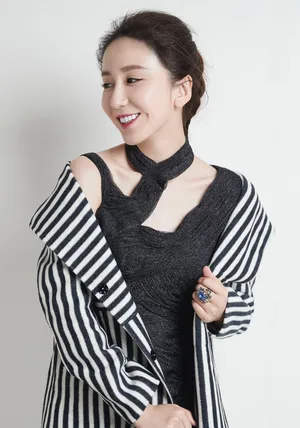 娄艺潇妩媚迷人时尚杂志写真高清图片_3
