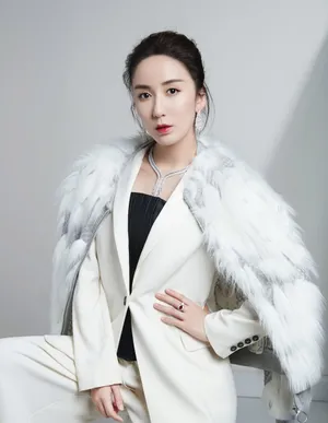 娄艺潇妩媚迷人时尚杂志写真高清图片_4