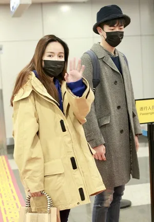 娄艺潇和男友机场甜蜜街拍写真_2