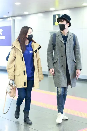娄艺潇和男友机场甜蜜街拍写真_3