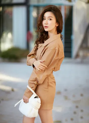 娄艺潇连衣裙优雅时尚写真图片_2