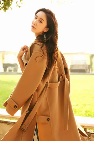 娄艺潇妩媚帅气街拍写真图片