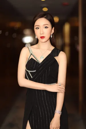 娄艺潇性感红唇露肩美腿高清图片
