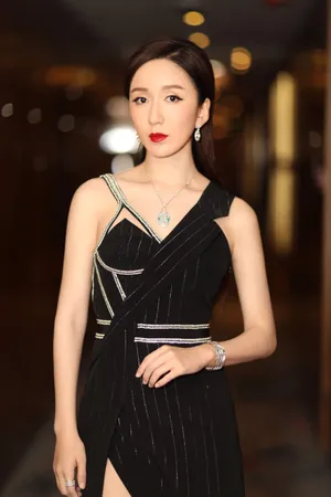 娄艺潇性感红唇露肩美腿高清图片_2