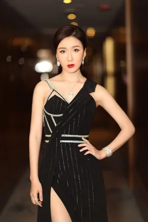 娄艺潇性感红唇露肩美腿高清图片_4