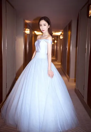 娄艺潇性感露肩公主裙礼服颁奖活动现场写真