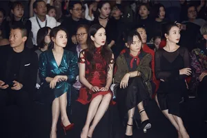 娄艺潇镂空红裙气质典雅活动图片