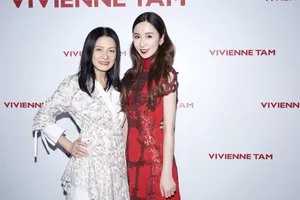 娄艺潇镂空红裙气质典雅活动图片_2
