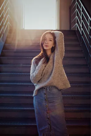 娄艺潇秋日毛衣时尚高清写真图片_2