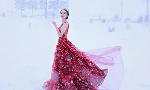 娄艺潇鲜红长裙雪地妖艳写真_1