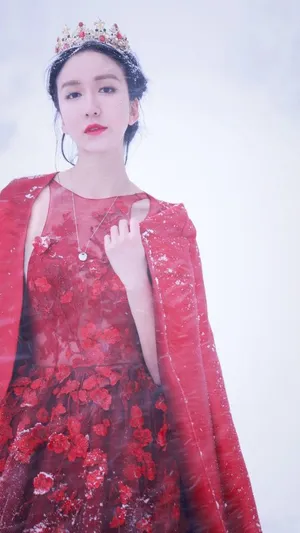 娄艺潇鲜红长裙雪地妖艳写真_2