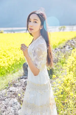 娄艺潇图片：漫步油菜花海清新迷人_2