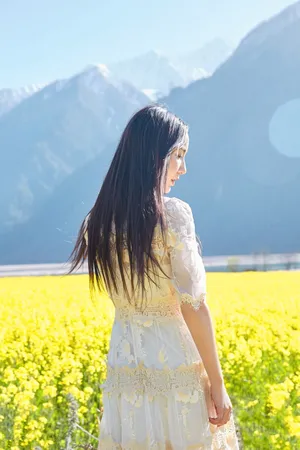 娄艺潇图片：漫步油菜花海清新迷人_5