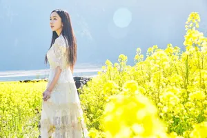 娄艺潇图片：漫步油菜花海清新迷人_6