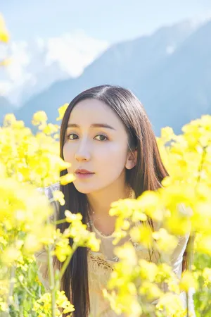 娄艺潇图片：漫步油菜花海清新迷人_7