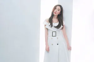 娄艺潇图片：香肩红裙优雅撩人_2