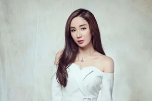 娄艺潇图片：香肩红裙优雅撩人_6