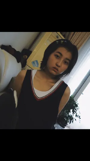 张子枫居家清纯自拍照图片_1