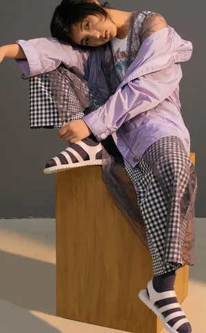 张子枫个性街头风时尚写真大片_6