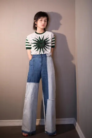 张子枫清爽甜美时尚写真图片