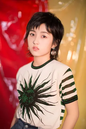 张子枫清爽甜美时尚写真图片_4