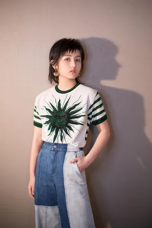张子枫清爽甜美时尚写真图片_5