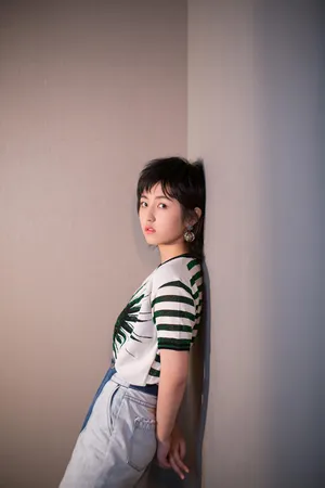 张子枫清爽甜美时尚写真图片_6