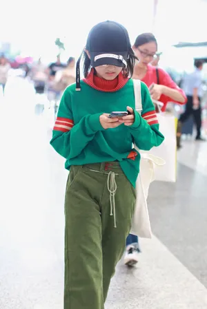 张子枫时尚街拍写真图片_2