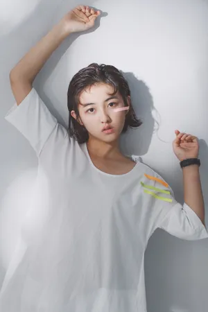 张子枫白色睡裙可爱写真图片