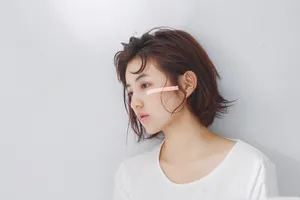 张子枫白色睡裙可爱写真图片