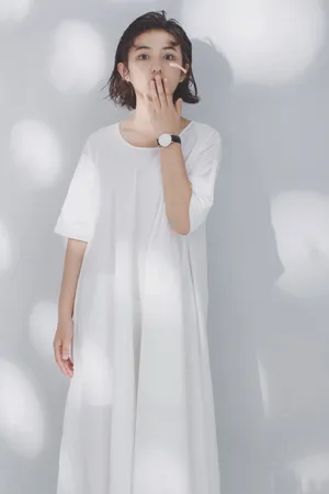 张子枫白色睡裙可爱写真图片_2