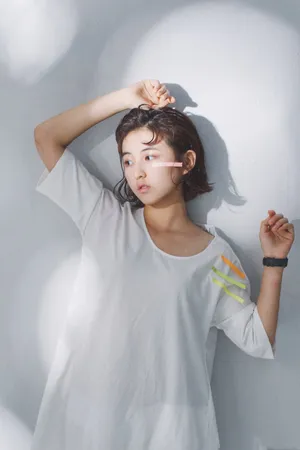 张子枫白色睡裙可爱写真图片_3