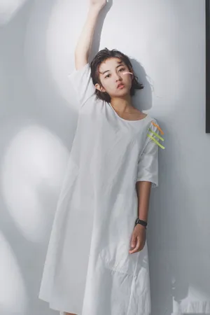张子枫白色睡裙可爱写真图片_5