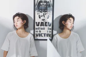 张子枫白色睡裙可爱写真图片_6