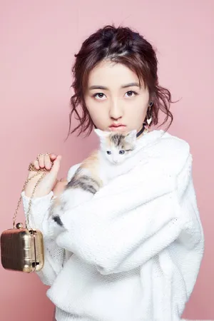 张子枫白色毛衣时尚写真图片