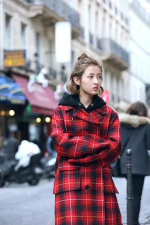 张子枫巴黎街头时尚街拍图片_5
