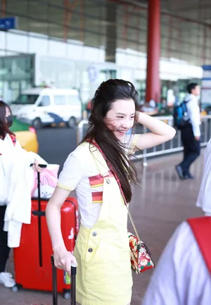 宋祖儿甜美清纯机场街拍图片
